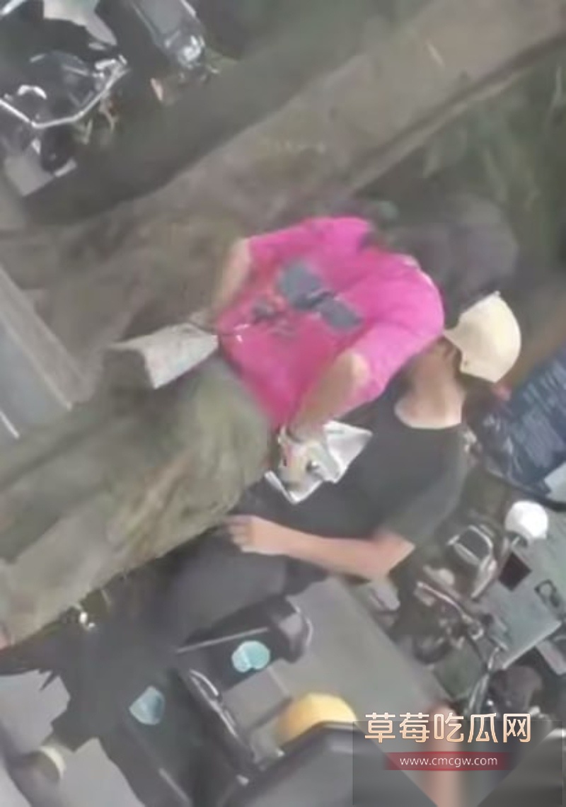 这是真炸街 情侣骑摩托车停在半路 美女下车抱着男人就开始当街脱裙子 男的当场掏屌就插 这是骑车把逼骑痒了? 3 这是真炸街 情侣骑摩托车停在半路 美女下车抱着男人就开始当街脱裙子 男的当场掏屌就插 这是骑车把逼骑痒了? 3