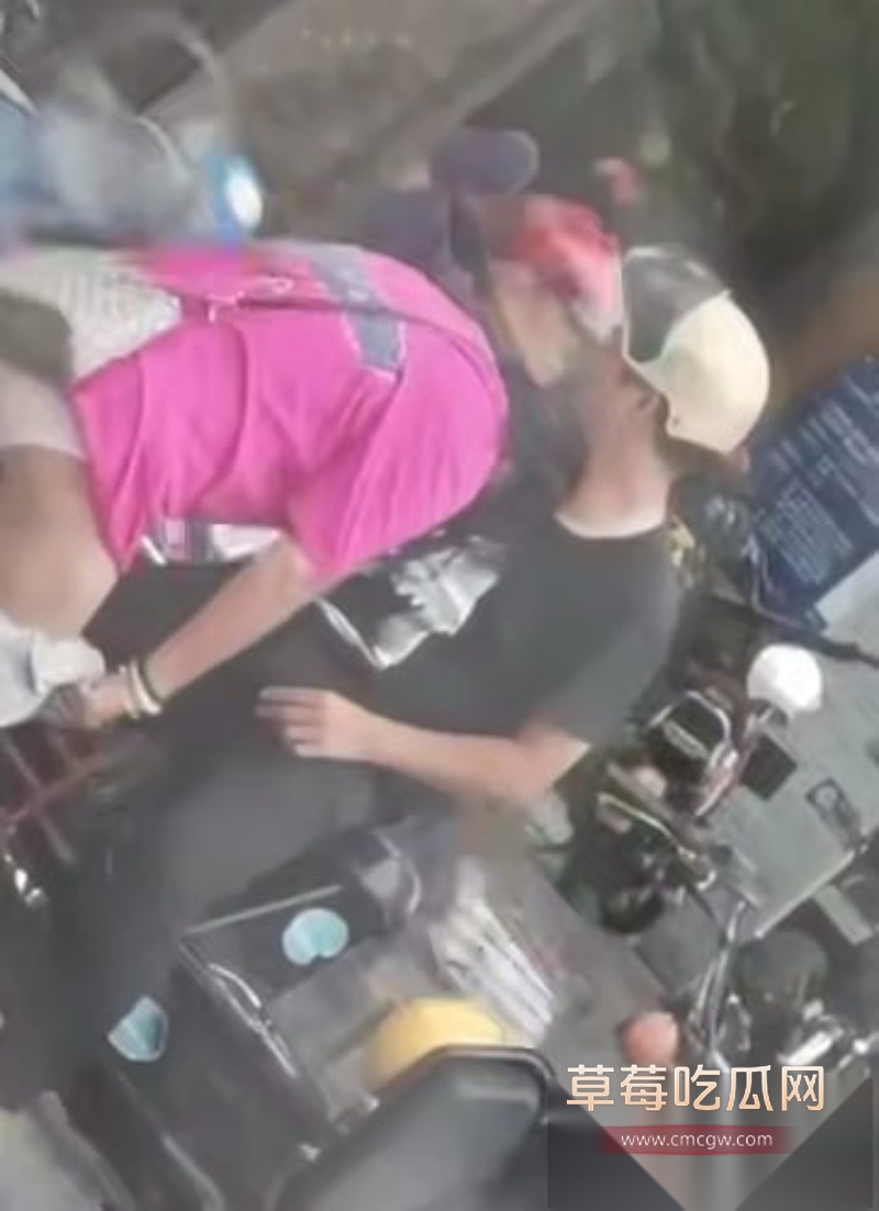 这是真炸街 情侣骑摩托车停在半路 美女下车抱着男人就开始当街脱裙子 男的当场掏屌就插 这是骑车把逼骑痒了? 4 这是真炸街 情侣骑摩托车停在半路 美女下车抱着男人就开始当街脱裙子 男的当场掏屌就插 这是骑车把逼骑痒了? 4