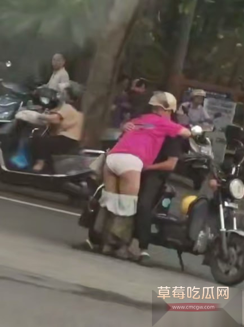 这是真炸街 情侣骑摩托车停在半路 美女下车抱着男人就开始当街脱裙子 男的当场掏屌就插 这是骑车把逼骑痒了? 5 这是真炸街 情侣骑摩托车停在半路 美女下车抱着男人就开始当街脱裙子 男的当场掏屌就插 这是骑车把逼骑痒了? 5