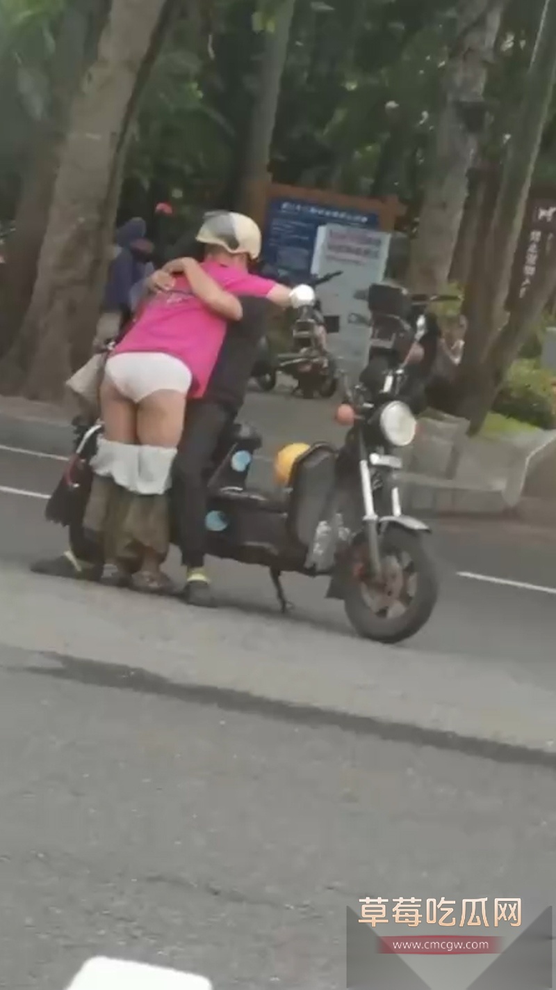 这是真炸街 情侣骑摩托车停在半路 美女下车抱着男人就开始当街脱裙子 男的当场掏屌就插 这是骑车把逼骑痒了? 6 这是真炸街 情侣骑摩托车停在半路 美女下车抱着男人就开始当街脱裙子 男的当场掏屌就插 这是骑车把逼骑痒了? 6