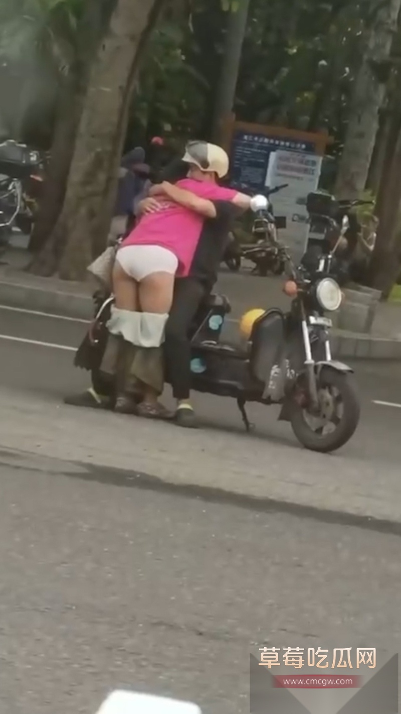 这是真炸街 情侣骑摩托车停在半路 美女下车抱着男人就开始当街脱裙子 男的当场掏屌就插 这是骑车把逼骑痒了? 7 这是真炸街 情侣骑摩托车停在半路 美女下车抱着男人就开始当街脱裙子 男的当场掏屌就插 这是骑车把逼骑痒了? 7