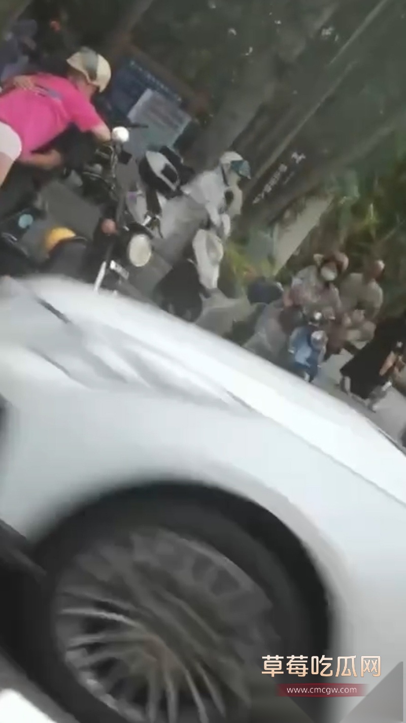 这是真炸街 情侣骑摩托车停在半路 美女下车抱着男人就开始当街脱裙子 男的当场掏屌就插 这是骑车把逼骑痒了? 8 这是真炸街 情侣骑摩托车停在半路 美女下车抱着男人就开始当街脱裙子 男的当场掏屌就插 这是骑车把逼骑痒了? 8