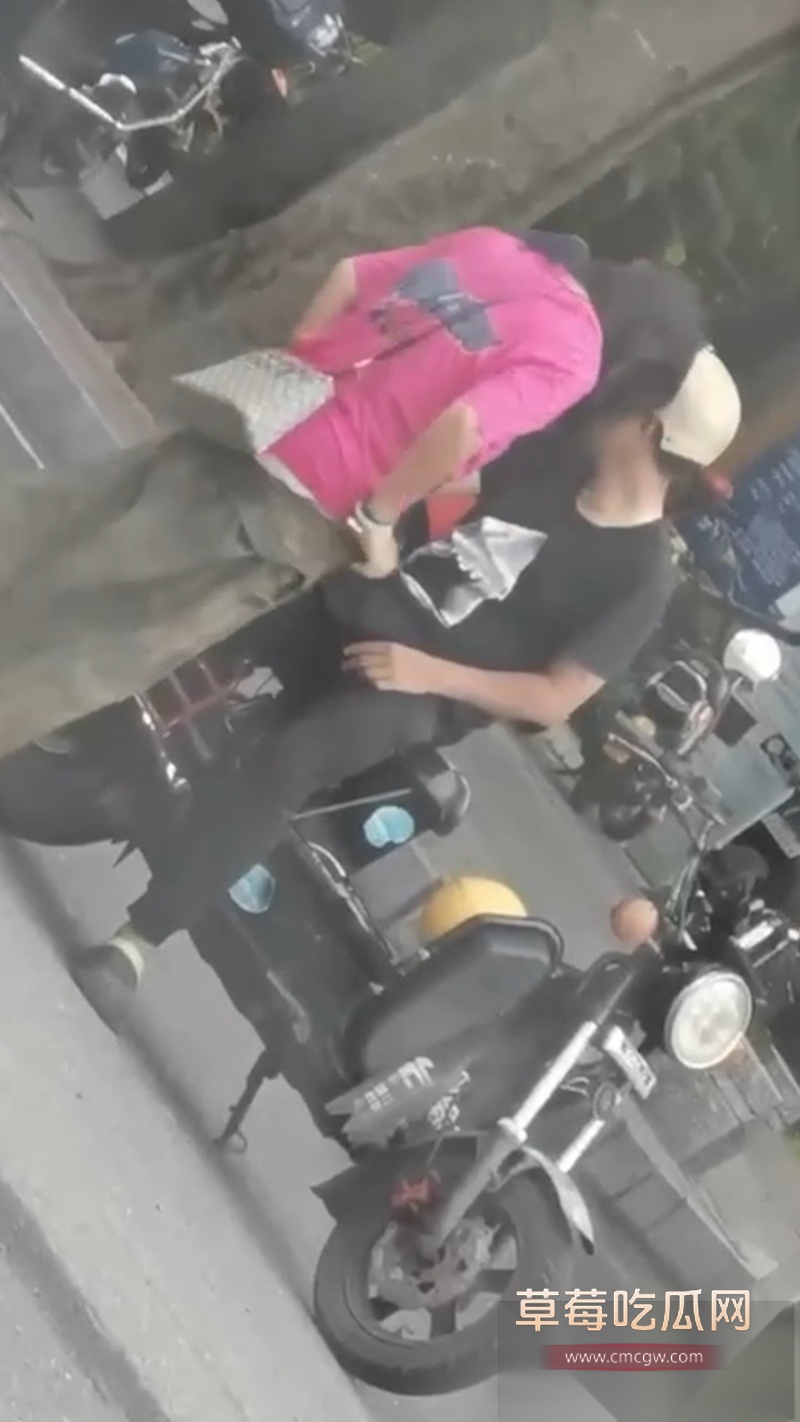 这是真炸街 情侣骑摩托车停在半路 美女下车抱着男人就开始当街脱裙子 男的当场掏屌就插 这是骑车把逼骑痒了? 9 这是真炸街 情侣骑摩托车停在半路 美女下车抱着男人就开始当街脱裙子 男的当场掏屌就插 这是骑车把逼骑痒了? 9
