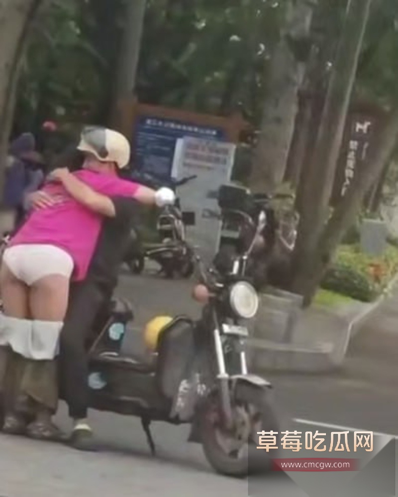 这是真炸街 情侣骑摩托车停在半路 美女下车抱着男人就开始当街脱裙子 男的当场掏屌就插 这是骑车把逼骑痒了? 10 这是真炸街 情侣骑摩托车停在半路 美女下车抱着男人就开始当街脱裙子 男的当场掏屌就插 这是骑车把逼骑痒了? 10