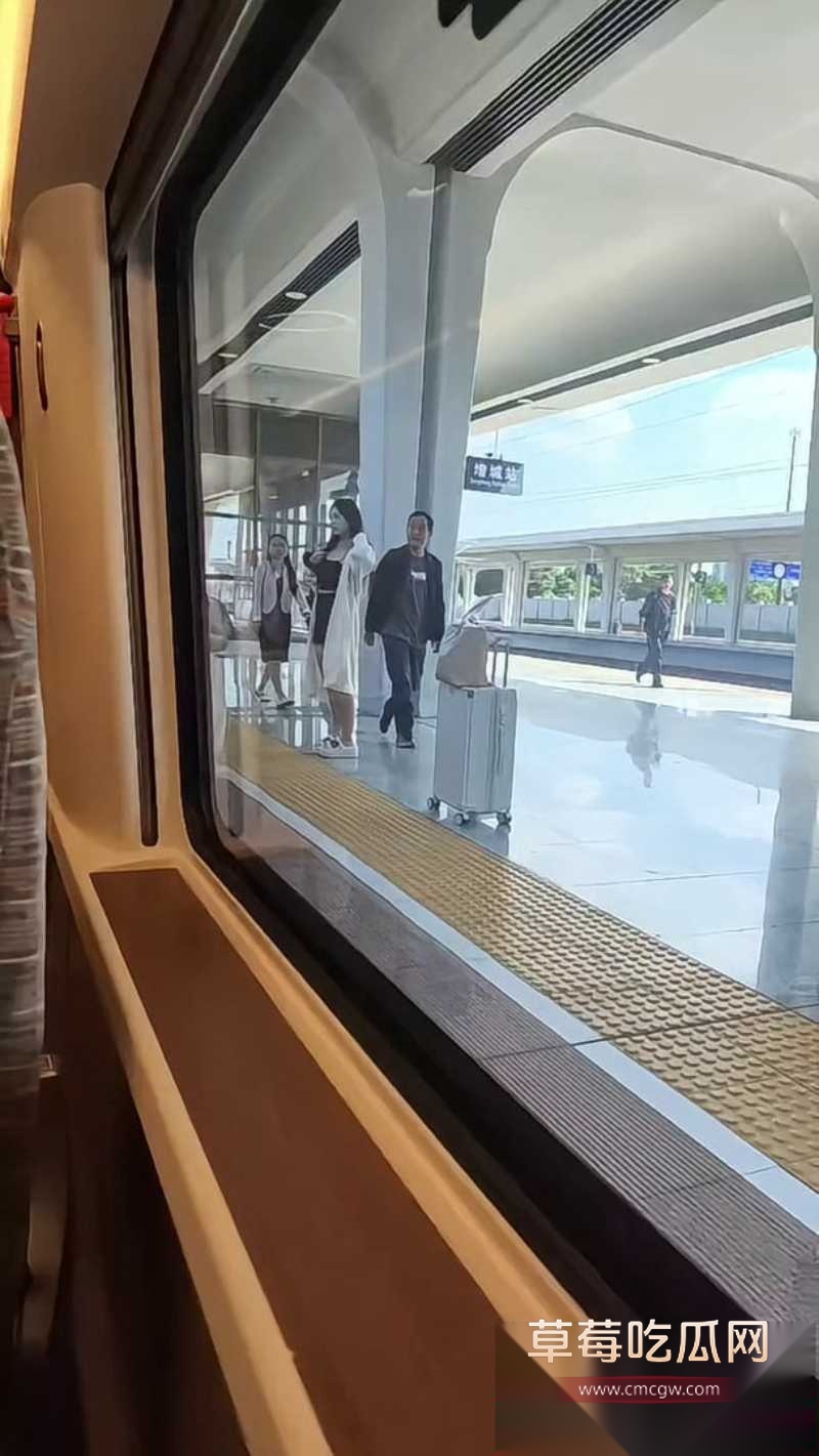 网友高铁偶遇全国可飞的超多气质型咯咯哒 网友因大声要微信惹恼美女 被美女们甩脸拒绝！ 3
