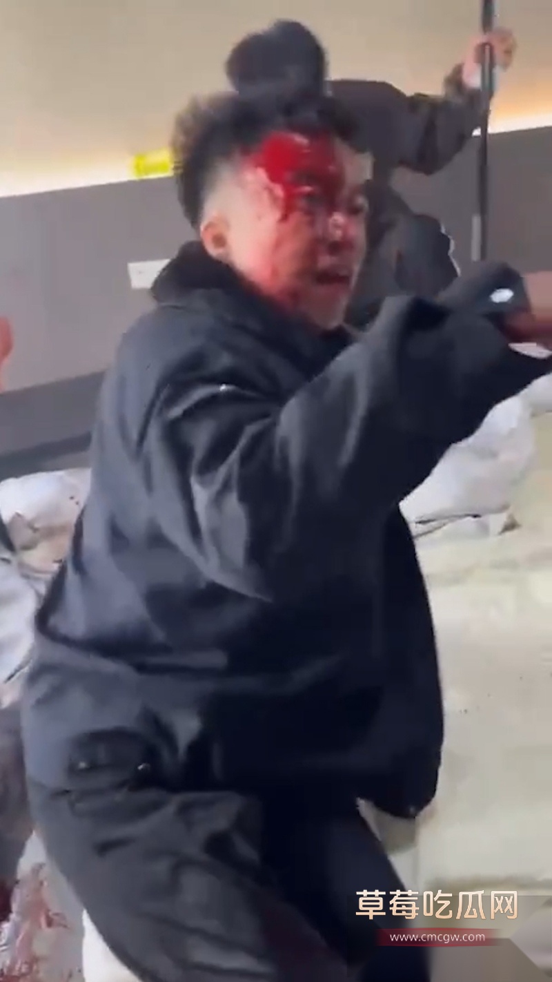 吉林长春万达公寓发生血腥捅人事件 一群精神小伙发生暴力冲突 其中有两男被现场捅死 拍摄视频的妹妹疑似是挑唆的始作俑者! 2 吉林长春万达公寓发生血腥捅人事件 一群精神小伙发生暴力冲突 其中有两男被现场捅死 拍摄视频的妹妹疑似是挑唆的始作俑者! 2