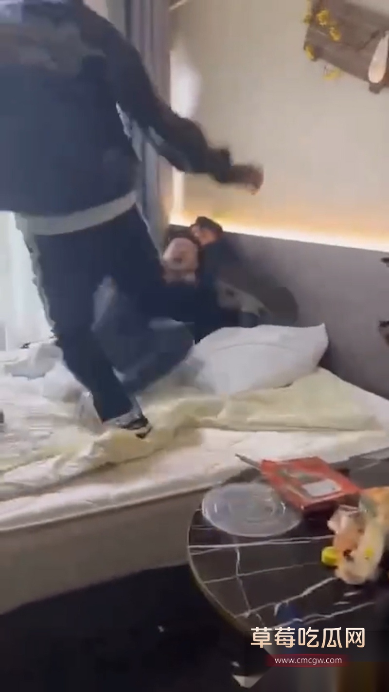 吉林长春万达公寓发生血腥捅人事件 一群精神小伙发生暴力冲突 其中有两男被现场捅死 拍摄视频的妹妹疑似是挑唆的始作俑者! 6 吉林长春万达公寓发生血腥捅人事件 一群精神小伙发生暴力冲突 其中有两男被现场捅死 拍摄视频的妹妹疑似是挑唆的始作俑者! 6