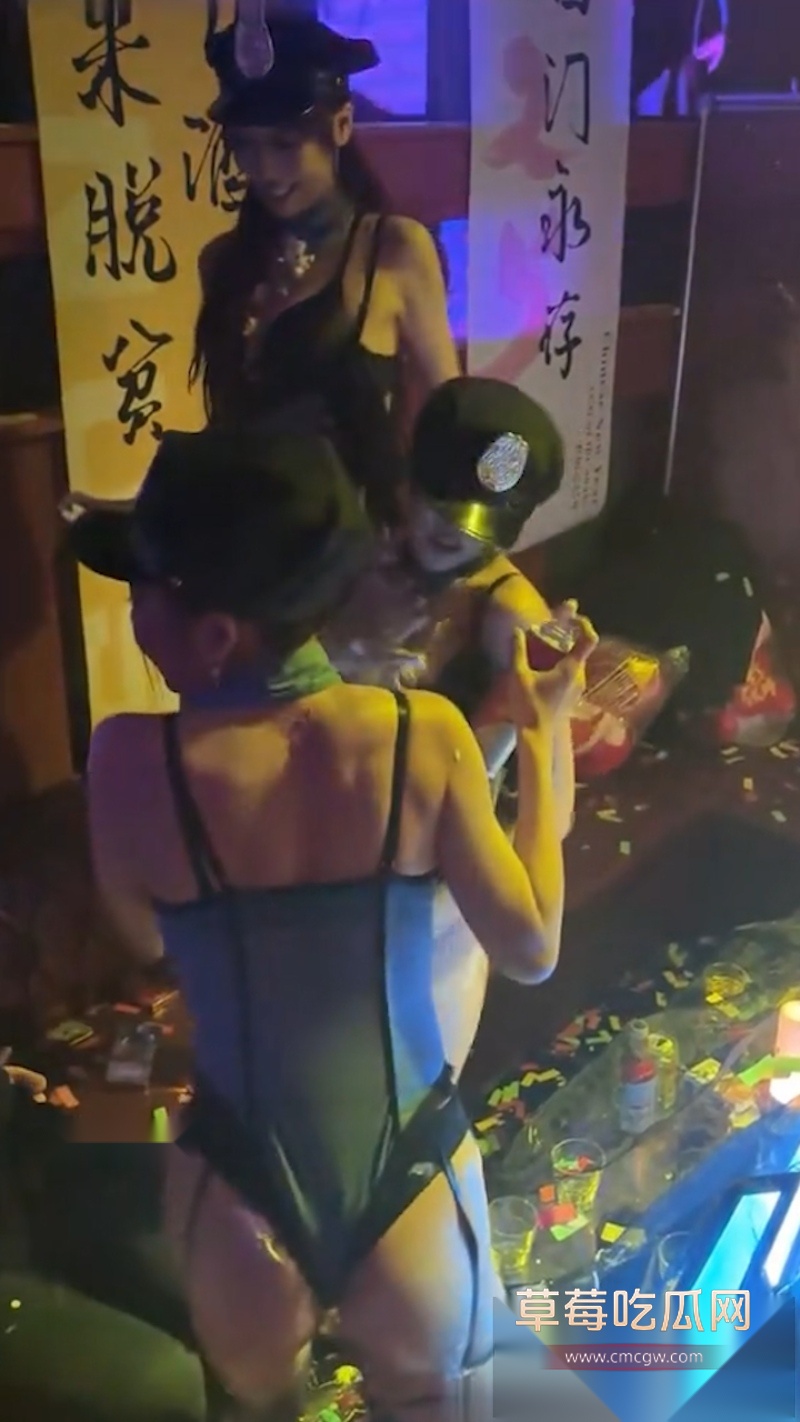 高端会所酒吧现场视频流出 大哥狂爆金币 夜店美女们被香槟喷湿 上演湿身热舞 现场好似过年! 3 高端会所酒吧现场视频流出 大哥狂爆金币 夜店美女们被香槟喷湿 上演湿身热舞 现场好似过年! 3