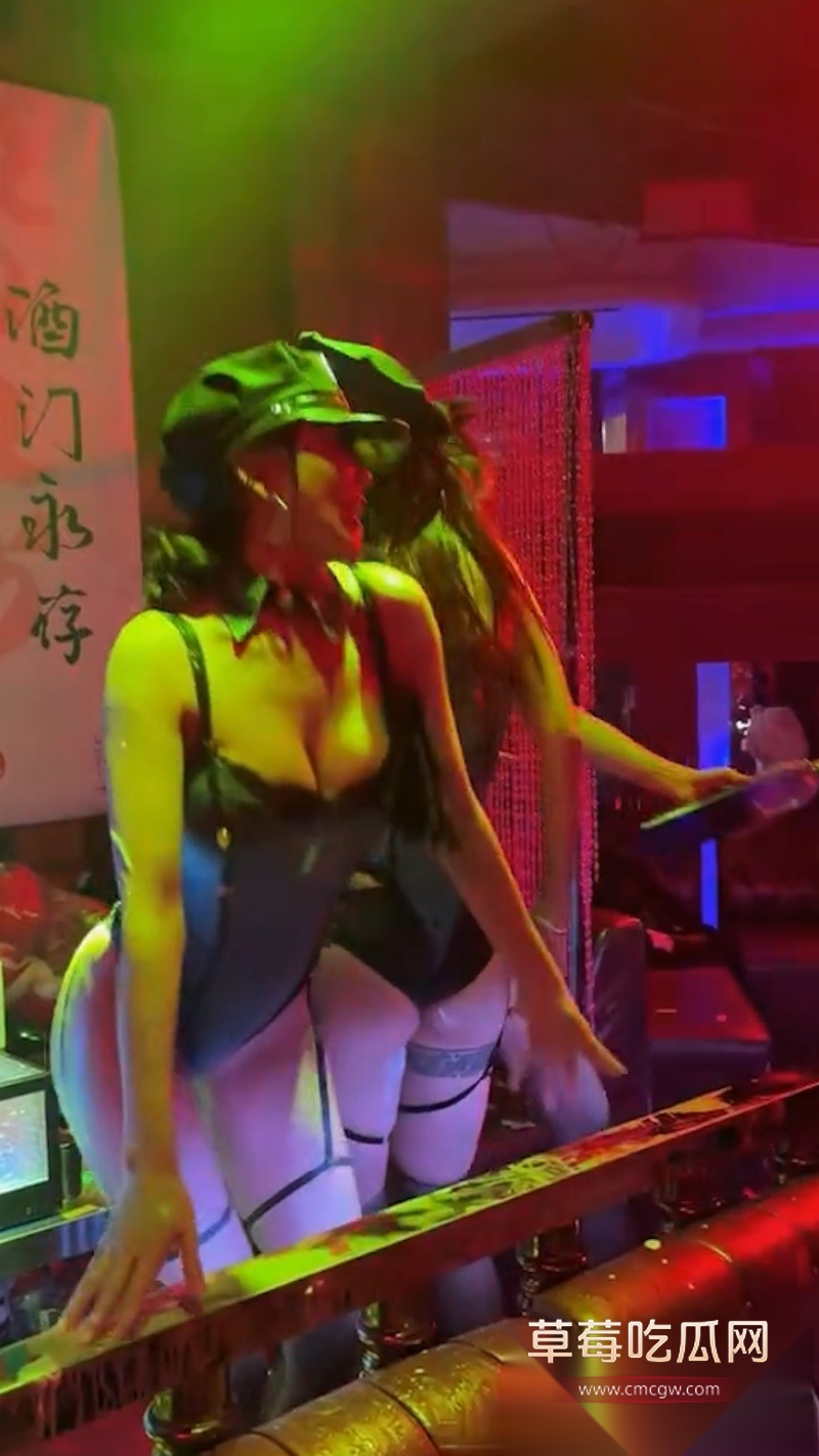 高端会所酒吧现场视频流出 大哥狂爆金币 夜店美女们被香槟喷湿 上演湿身热舞 现场好似过年! 5 高端会所酒吧现场视频流出 大哥狂爆金币 夜店美女们被香槟喷湿 上演湿身热舞 现场好似过年! 5