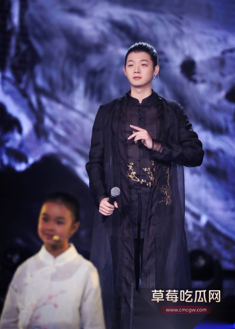 霍尊复出消息冲上热搜 几年前他被女友陈露写小作文曝光出轨嫖娼而宣布退圈 现想当无事发生重新复出圈钱?! 4 霍尊复出消息冲上热搜 几年前他被女友陈露写小作文曝光出轨嫖娼而宣布退圈 现想当无事发生重新复出圈钱?! 4
