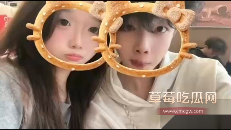 四川护理职业学院猛男李博 深夜带护理系学妹嘉欣在教学楼楼道 暧昧缠绵啪啪一小时 其同学偷拍下了这激情四射的一幕！ 5