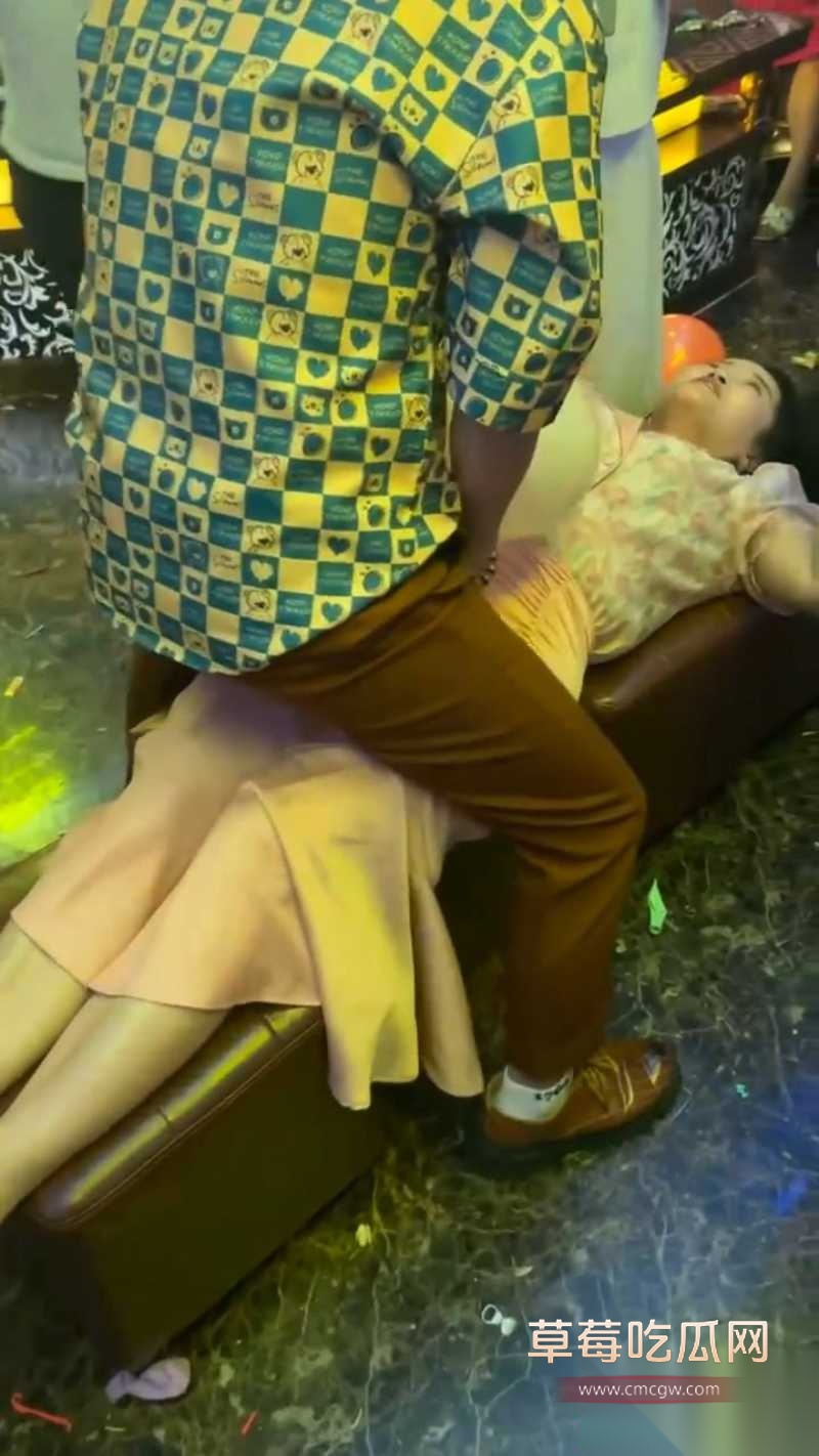 淫乱同学聚会现场合集 饥渴的男男女女们在饭店现场口交接吻 玩低俗游戏 完全把家里的老公老婆扔在脑后! 2 淫乱同学聚会现场合集 饥渴的男男女女们在饭店现场口交接吻 玩低俗游戏 完全把家里的老公老婆扔在脑后! 2