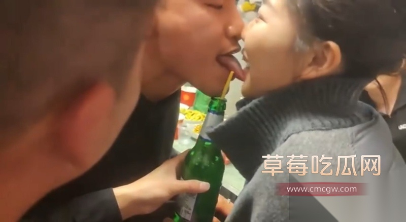 淫乱同学聚会现场合集 饥渴的男男女女们在饭店现场口交接吻 玩低俗游戏 完全把家里的老公老婆扔在脑后! 4 淫乱同学聚会现场合集 饥渴的男男女女们在饭店现场口交接吻 玩低俗游戏 完全把家里的老公老婆扔在脑后! 4