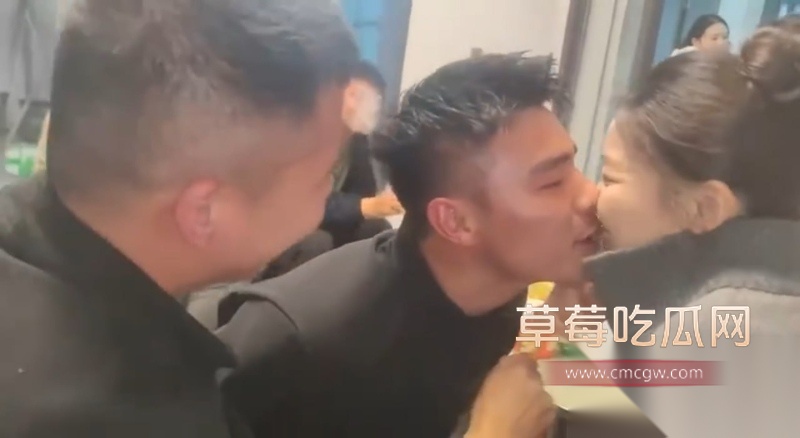 淫乱同学聚会现场合集 饥渴的男男女女们在饭店现场口交接吻 玩低俗游戏 完全把家里的老公老婆扔在脑后! 6 淫乱同学聚会现场合集 饥渴的男男女女们在饭店现场口交接吻 玩低俗游戏 完全把家里的老公老婆扔在脑后! 6