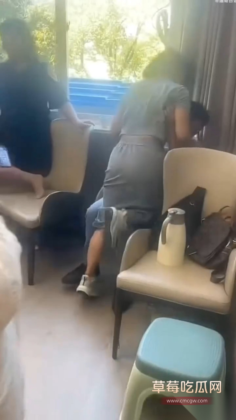 淫乱同学聚会现场合集 饥渴的男男女女们在饭店现场口交接吻 玩低俗游戏 完全把家里的老公老婆扔在脑后! 7 淫乱同学聚会现场合集 饥渴的男男女女们在饭店现场口交接吻 玩低俗游戏 完全把家里的老公老婆扔在脑后! 7