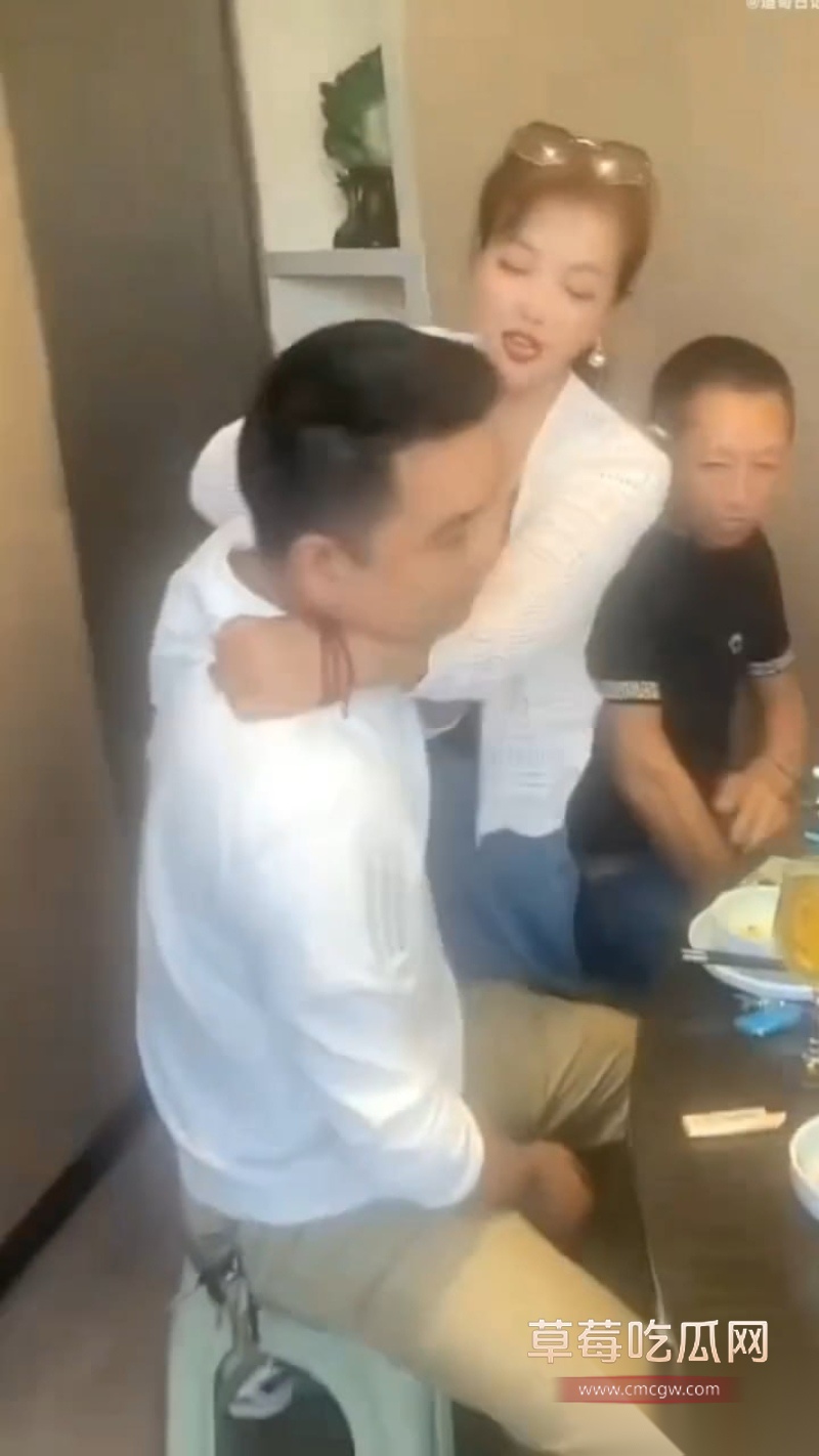 淫乱同学聚会现场合集 饥渴的男男女女们在饭店现场口交接吻 玩低俗游戏 完全把家里的老公老婆扔在脑后! 8 淫乱同学聚会现场合集 饥渴的男男女女们在饭店现场口交接吻 玩低俗游戏 完全把家里的老公老婆扔在脑后! 8