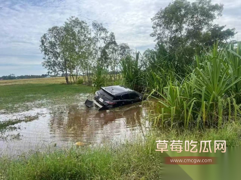 直击抓捕越狱罪犯现场 柬埔寨一女子为爱携五名同伙在囚车押解罪犯途中暴力营救一男囚徒 其溃逃过程中被警方现场抓获! 1 直击抓捕越狱罪犯现场 柬埔寨一女子为爱携五名同伙在囚车押解罪犯途中暴力营救一男囚徒 其溃逃过程中被警方现场抓获! 1