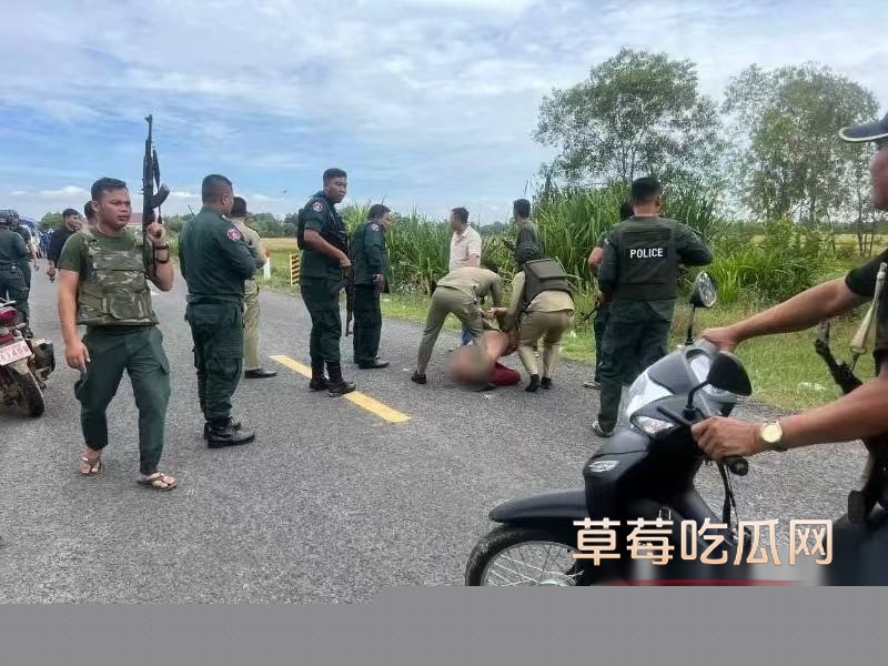 直击抓捕越狱罪犯现场 柬埔寨一女子为爱携五名同伙在囚车押解罪犯途中暴力营救一男囚徒 其溃逃过程中被警方现场抓获! 4 直击抓捕越狱罪犯现场 柬埔寨一女子为爱携五名同伙在囚车押解罪犯途中暴力营救一男囚徒 其溃逃过程中被警方现场抓获! 4