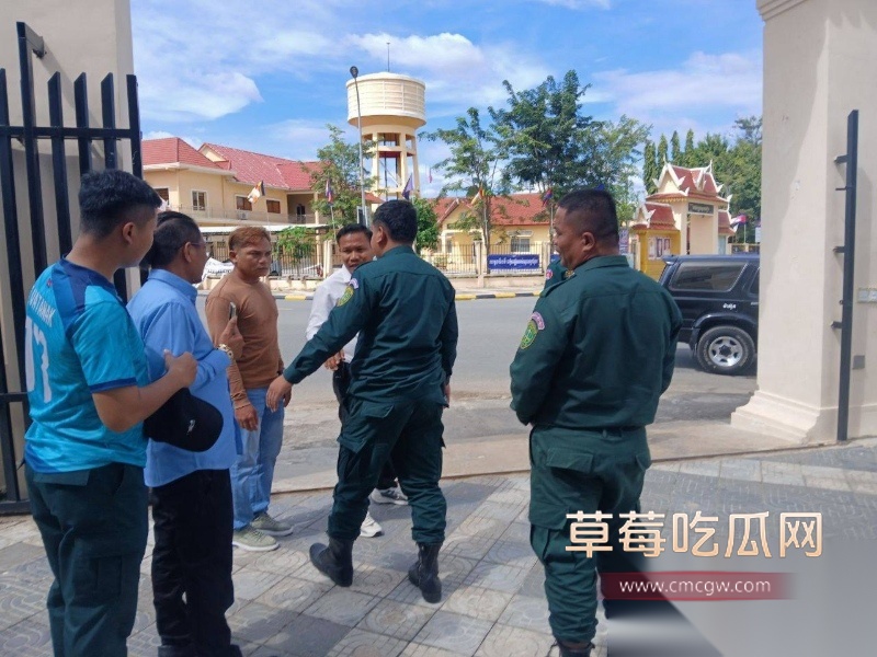 越南大嫂冯静劫柬埔寨囚车案后续 为爱勇劫法场的大嫂在救出男友后被警方抓获 现场采访记者不知意欲何为竟对大嫂动手动脚! 6 越南大嫂冯静劫柬埔寨囚车案后续 为爱勇劫法场的大嫂在救出男友后被警方抓获 现场采访记者不知意欲何为竟对大嫂动手动脚! 6