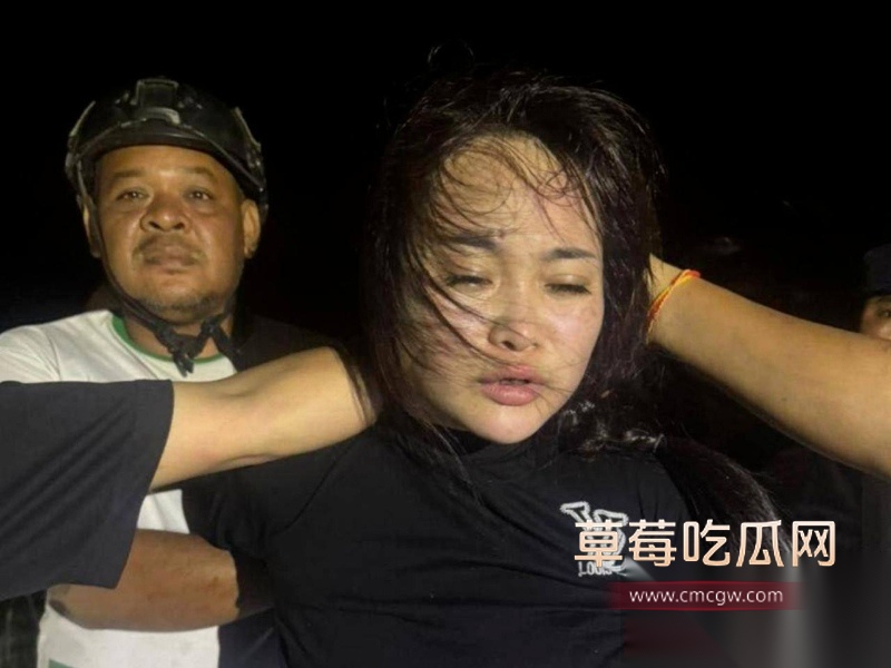越南大嫂冯静劫柬埔寨囚车案后续 为爱勇劫法场的大嫂在救出男友后被警方抓获 现场采访记者不知意欲何为竟对大嫂动手动脚! 7 越南大嫂冯静劫柬埔寨囚车案后续 为爱勇劫法场的大嫂在救出男友后被警方抓获 现场采访记者不知意欲何为竟对大嫂动手动脚! 7