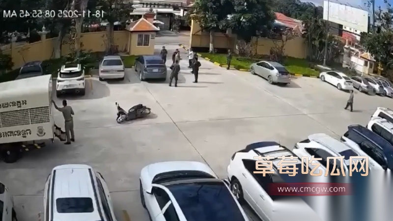 越南大嫂冯静劫柬埔寨囚车案后续 为爱勇劫法场的大嫂在救出男友后被警方抓获 现场采访记者不知意欲何为竟对大嫂动手动脚! 12 越南大嫂冯静劫柬埔寨囚车案后续 为爱勇劫法场的大嫂在救出男友后被警方抓获 现场采访记者不知意欲何为竟对大嫂动手动脚! 12