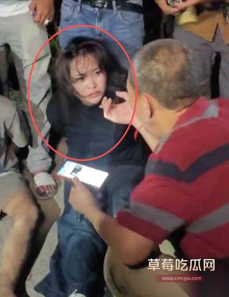 越南大嫂冯静劫柬埔寨囚车案后续 为爱勇劫法场的大嫂在救出男友后被警方抓获 现场采访记者不知意欲何为竟对大嫂动手动脚! 18 越南大嫂冯静劫柬埔寨囚车案后续 为爱勇劫法场的大嫂在救出男友后被警方抓获 现场采访记者不知意欲何为竟对大嫂动手动脚! 18