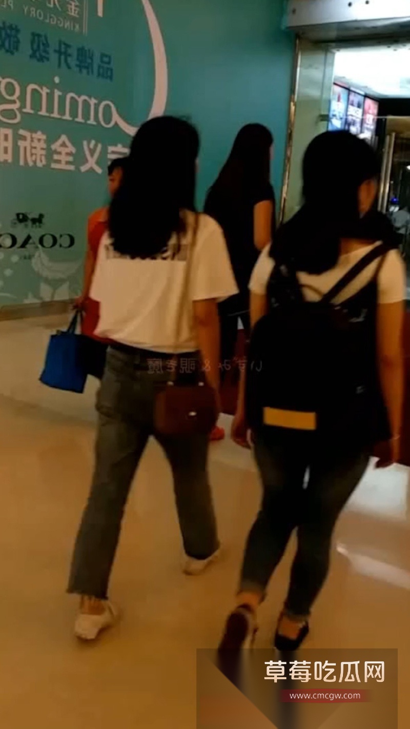 小伙奔现极品身材女网友 结果这骚货饭也吃了歌也k了竟然说要回家找妈妈了 小哥直接下药迷奸内射了她！ 4