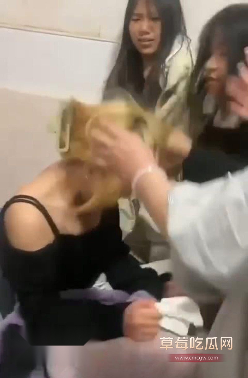 金发小太妹偷吃姐妹男友被抓包5 金发小太妹偷吃姐妹男友被抓包5