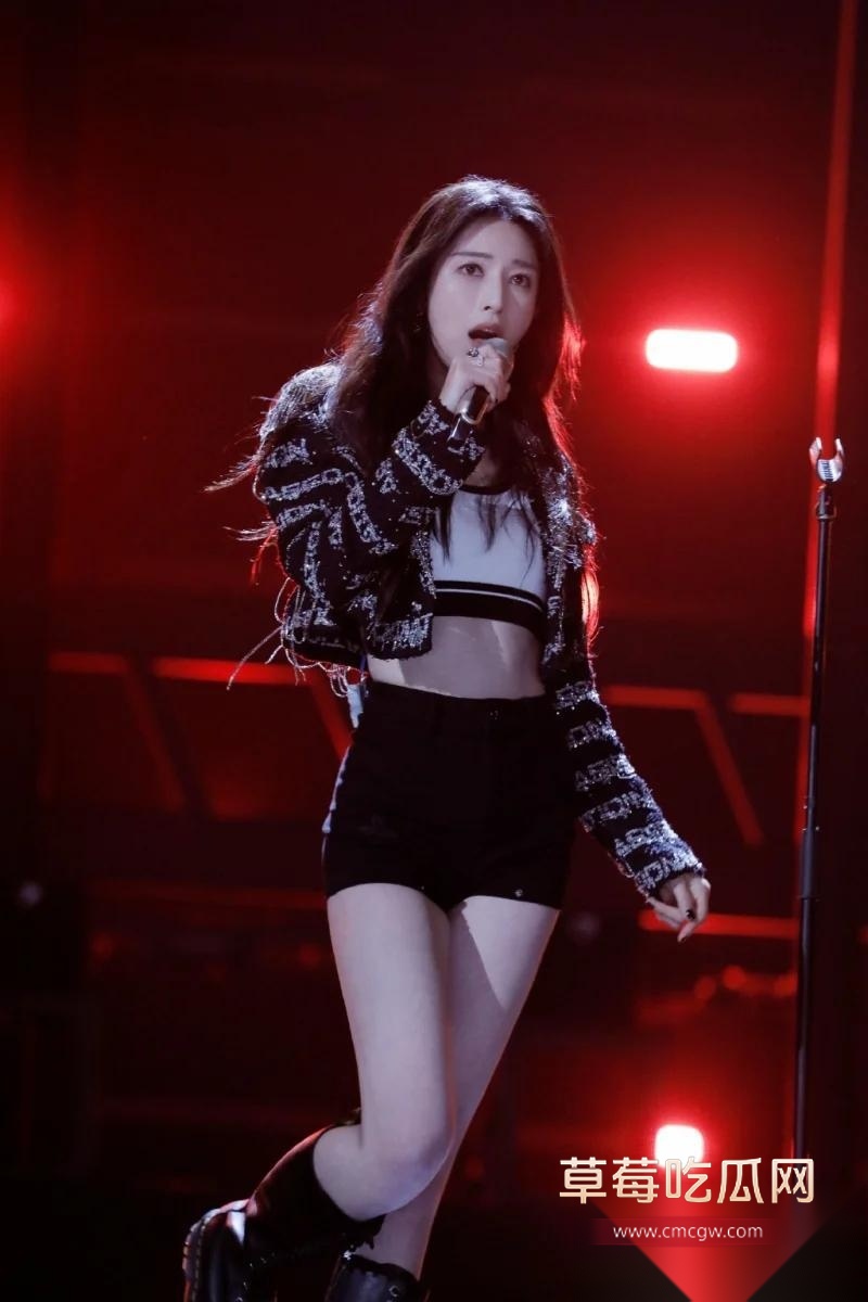内地美艳女演员张俪 刚凭借新剧全裸露背镜头登上热搜 3 内地美艳女演员张俪 刚凭借新剧全裸露背镜头登上热搜 3