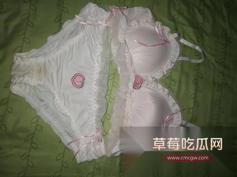 女白领水杯多次被男同事射入自慰精液 11