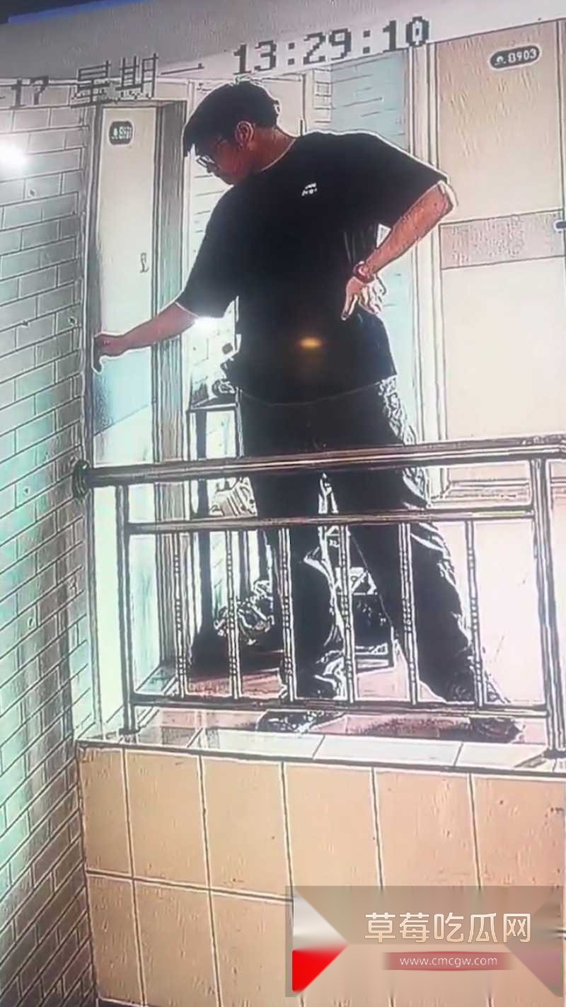 女白领水杯多次被男同事射入自慰精液 15