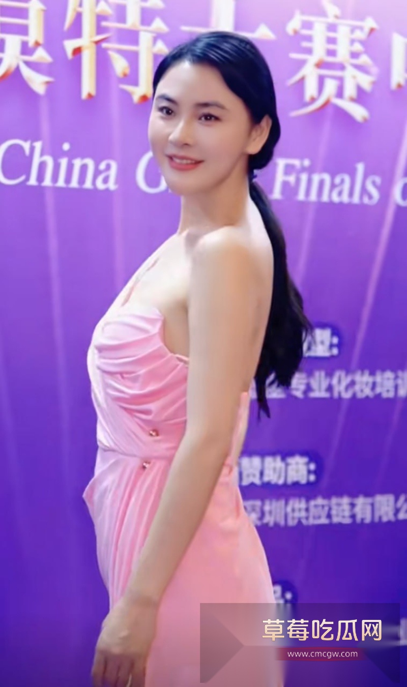 小鹏p7车展惊现绿衣模特在线擦边 4