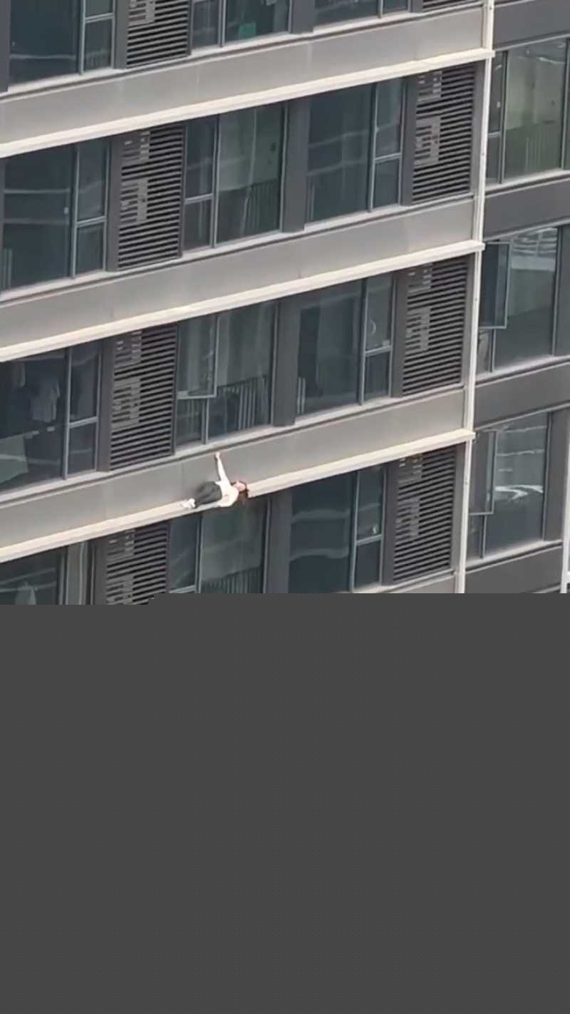 深圳湾悦府二期女子高空坠楼全过程清晰曝光 3