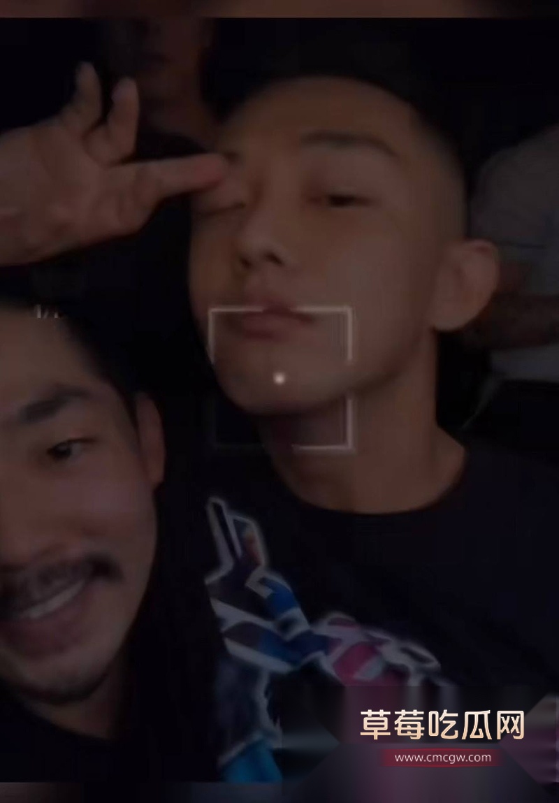 韩国影帝刘亚仁到上海男同酒吧与gay男亲密互动视频 5 韩国影帝刘亚仁到上海男同酒吧与gay男亲密互动视频 5