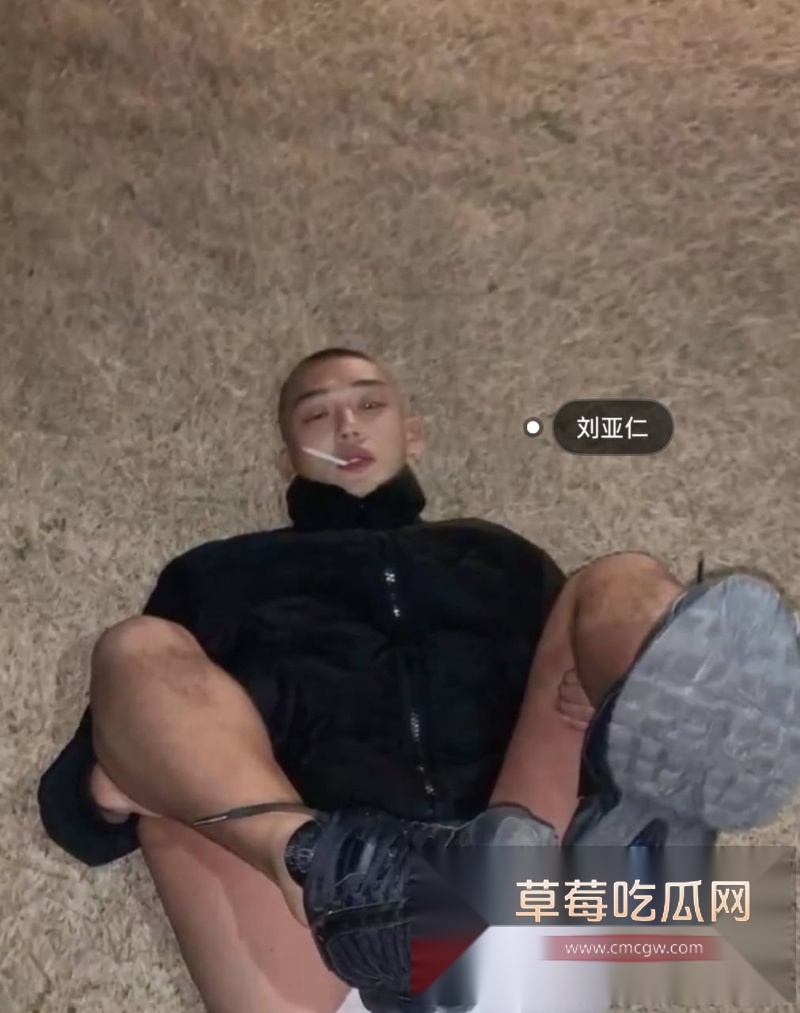 韩国影帝刘亚仁到上海男同酒吧与gay男亲密互动视频 6 韩国影帝刘亚仁到上海男同酒吧与gay男亲密互动视频 6