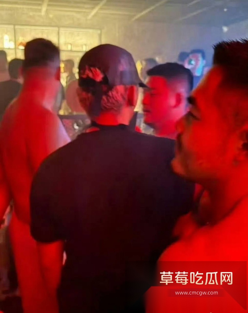 韩国影帝刘亚仁到上海男同酒吧与gay男亲密互动视频 13 韩国影帝刘亚仁到上海男同酒吧与gay男亲密互动视频 13