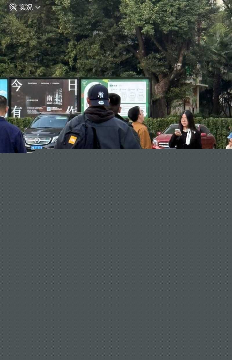 韩国影帝刘亚仁到上海男同酒吧与gay男亲密互动视频 15 韩国影帝刘亚仁到上海男同酒吧与gay男亲密互动视频 15