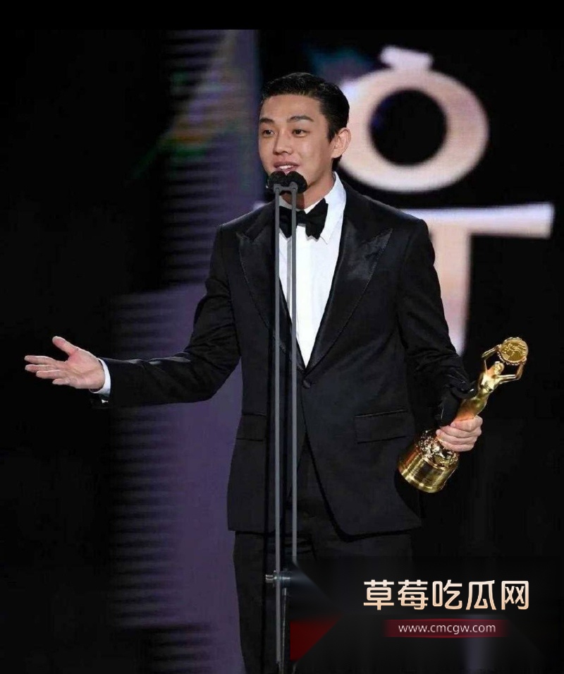 韩国影帝刘亚仁到上海男同酒吧与gay男亲密互动视频 17 韩国影帝刘亚仁到上海男同酒吧与gay男亲密互动视频 17