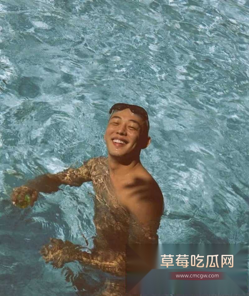 韩国影帝刘亚仁到上海男同酒吧与gay男亲密互动视频 30 韩国影帝刘亚仁到上海男同酒吧与gay男亲密互动视频 30