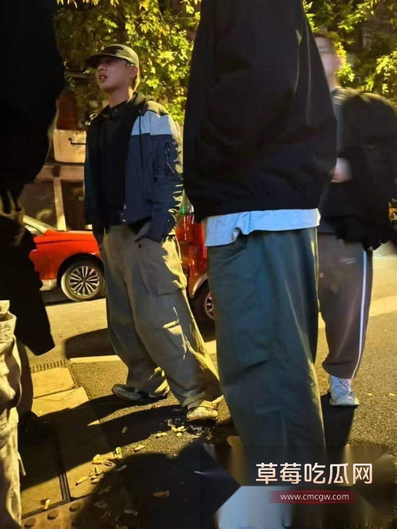 韩国影帝刘亚仁到上海男同酒吧与gay男亲密互动视频 40 韩国影帝刘亚仁到上海男同酒吧与gay男亲密互动视频 40