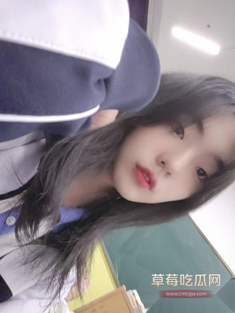 超级可爱的萌妹趁同学生不在宿舍私拍自慰露出 2