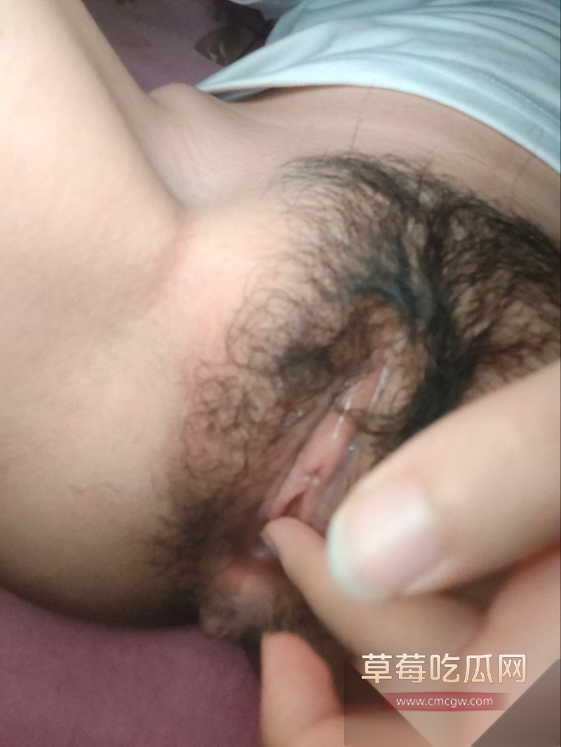 超级可爱的萌妹趁同学生不在宿舍私拍自慰露出 4