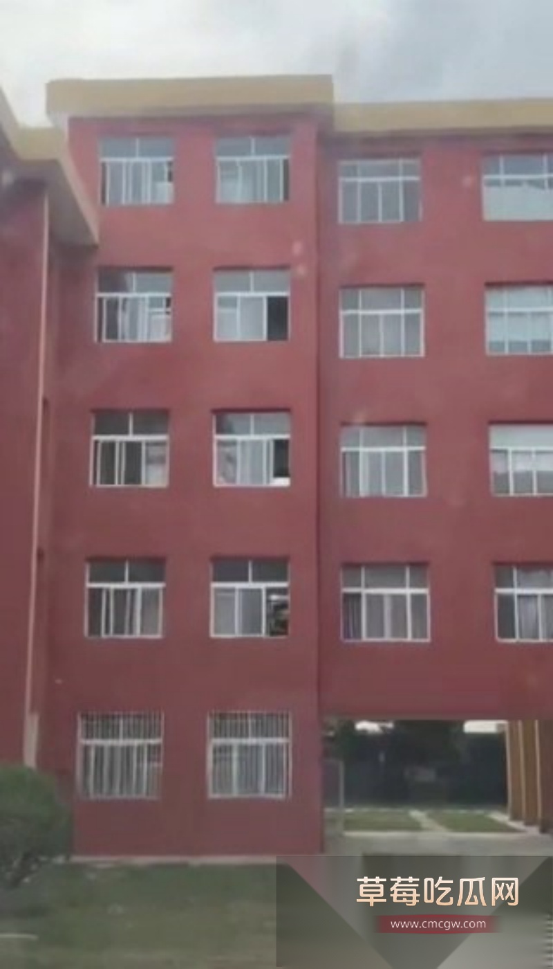 教学楼厕所里的大学生小情侣激情被偷拍 6 教学楼厕所里的大学生小情侣激情被偷拍 6