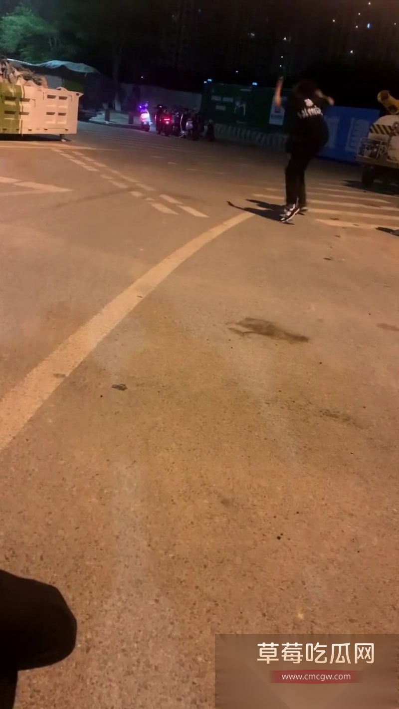 精神小伙霸凌群殴惊险瞬间 1