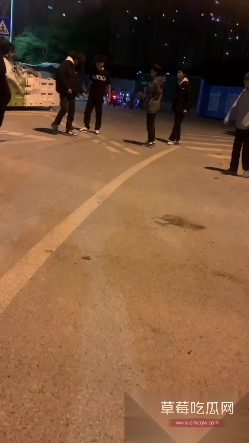 精神小伙霸凌群殴惊险瞬间 2