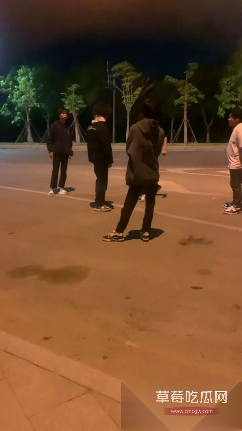 精神小伙霸凌群殴惊险瞬间 3