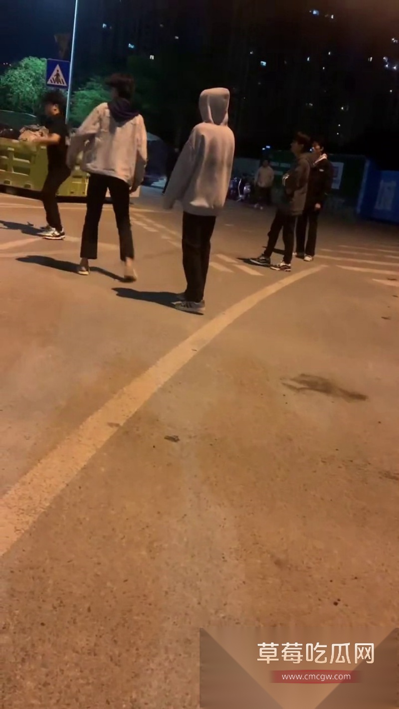 精神小伙霸凌群殴惊险瞬间 4