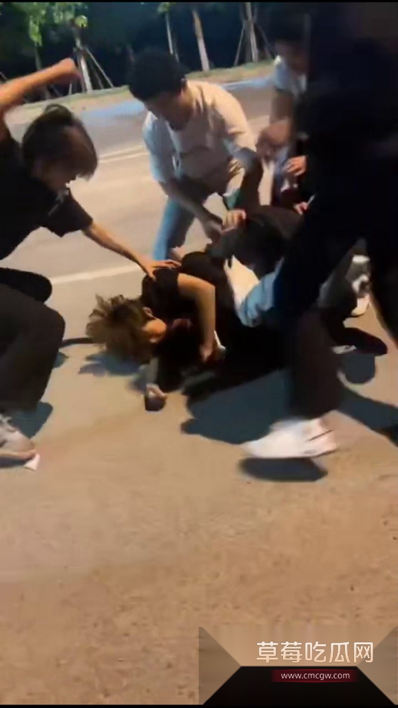 精神小伙霸凌群殴惊险瞬间 5