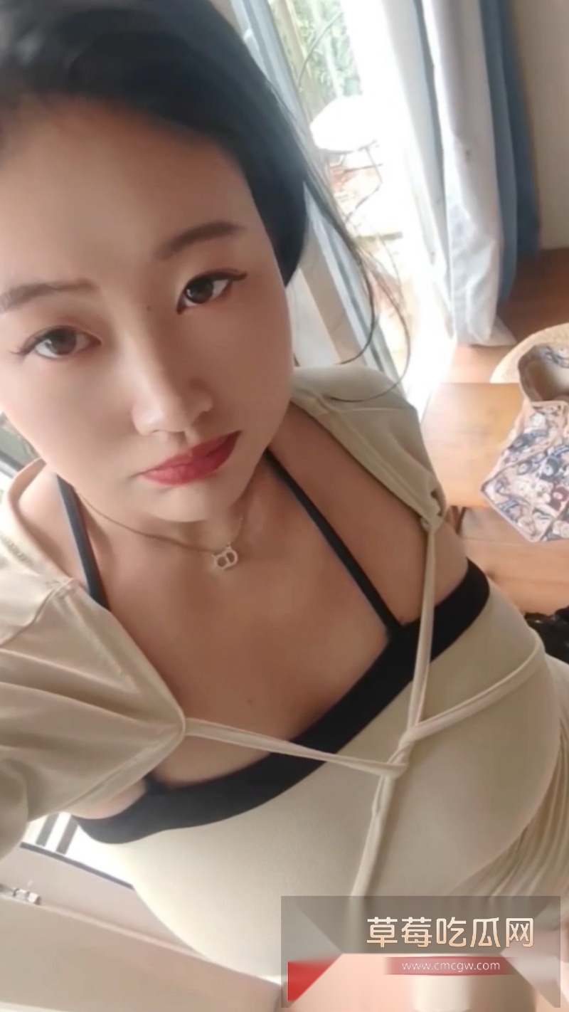 巨乳美艳少妇 娍 背着老公婆婆约炮邻居大叔 1 巨乳美艳少妇 娍 背着老公婆婆约炮邻居大叔 1