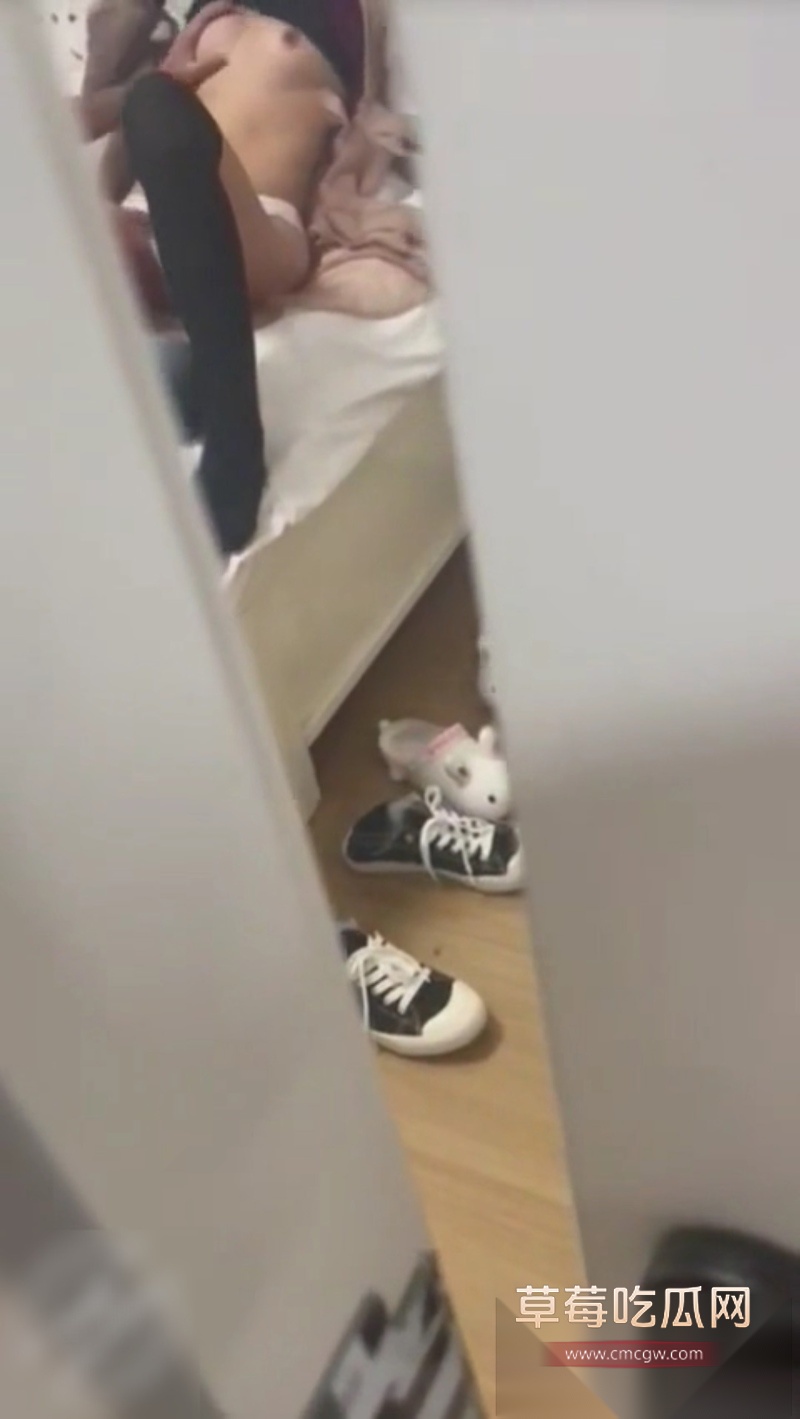 好朋友偷偷和她亲妹妹做爱 1